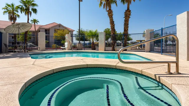 Days Inn by Wyndham Phoenix West photo 3