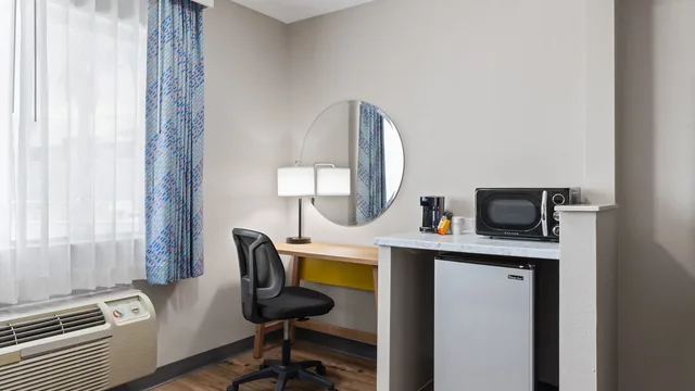 Days Inn by Wyndham Phoenix West photo 6