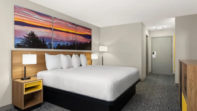 Days Inn by Wyndham Rawlins photo 12