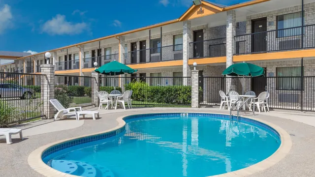 Days Inn by Wyndham San Antonio photo 11