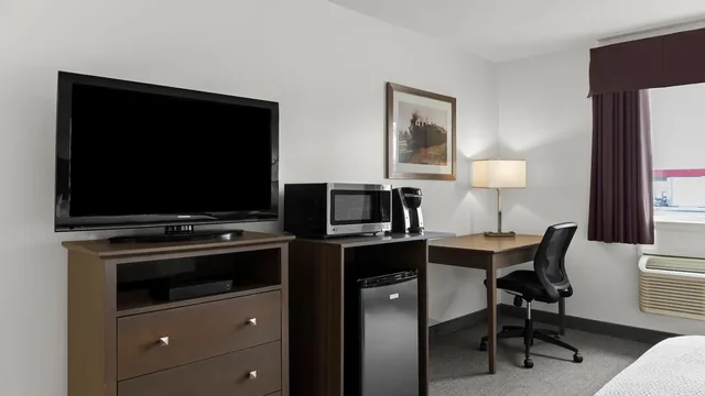 Days Inn by Wyndham Steinbach photo 8