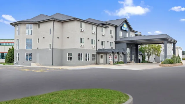 Days Inn by Wyndham Steinbach photo 12