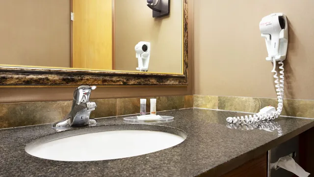 Days Inn & Suites by Wyndham Strathmore photo 8