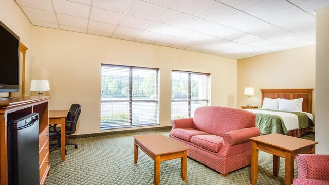 Days Inn & Suites by Wyndham Sutton Flatwoods photo 10