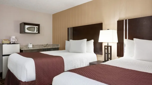 Days Inn by Wyndham Sylvan Lake photo 8