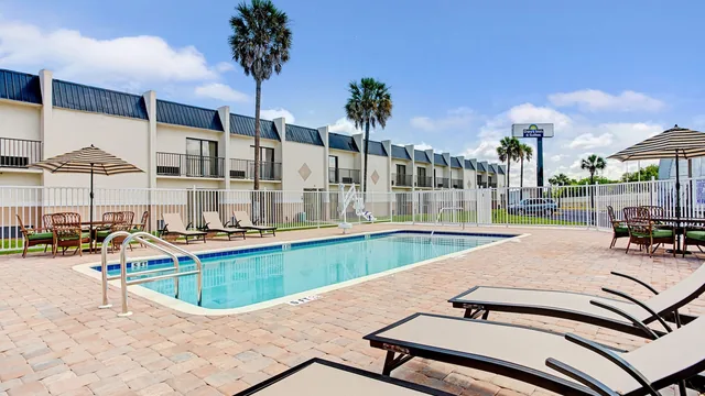 Days Inn & Suites by Wyndham Tampa near Ybor City photo 2