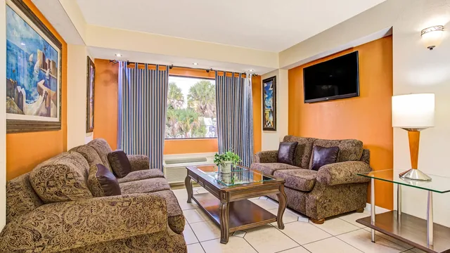 Days Inn & Suites by Wyndham Tampa near Ybor City photo 3