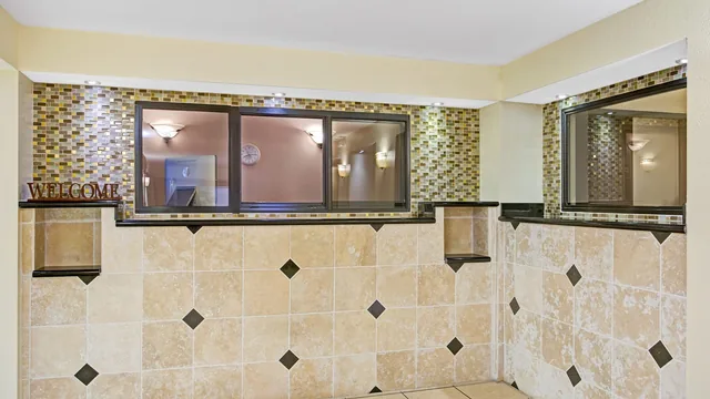 Days Inn & Suites by Wyndham Tampa near Ybor City photo 5