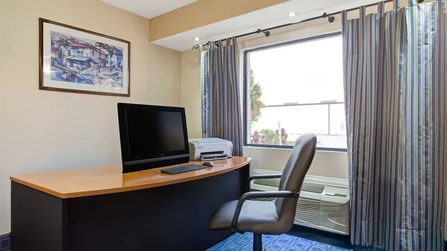 Days Inn & Suites by Wyndham Tampa near Ybor City photo 10