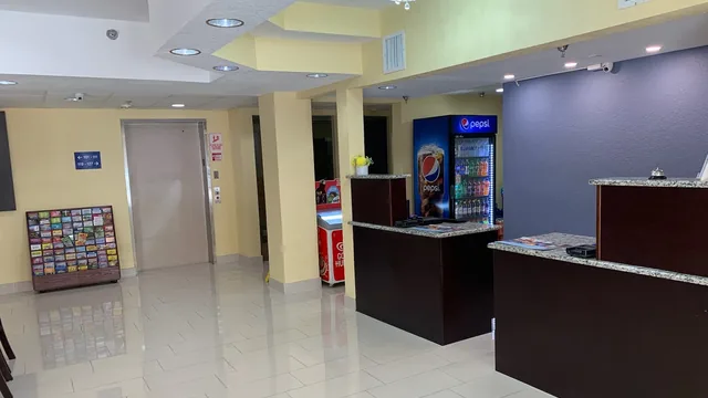 Days Inn & Suites by Wyndham Tampa / Raymond James Stadium photo 9
