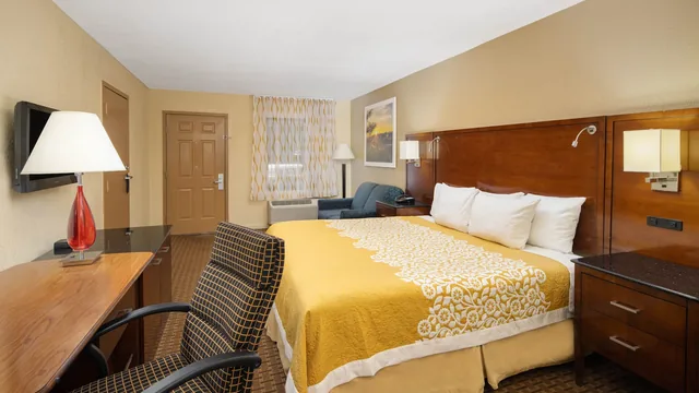 Days Inn by Wyndham Thomaston photo 4