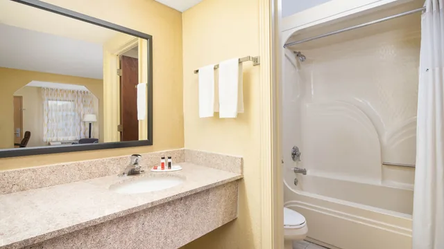 Days Inn by Wyndham Thomaston photo 10