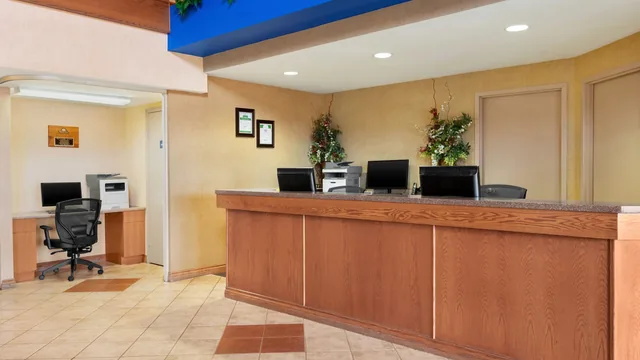 Days Inn & Suites by Wyndham Thompson photo 7