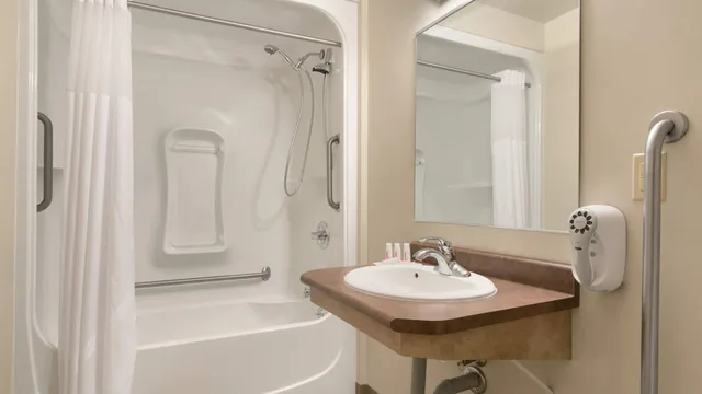 Days Inn & Suites by Wyndham Thunder Bay photo 1