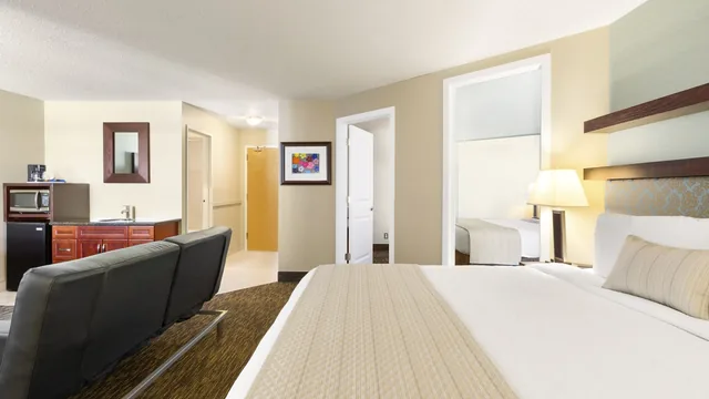 Days Inn by Wyndham Vermilion photo 9