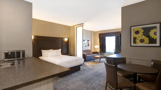 Days Inn & Suites by Wyndham Warman photo 3