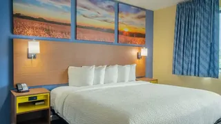 Days Inn & Suites by Wyndham Waterloo