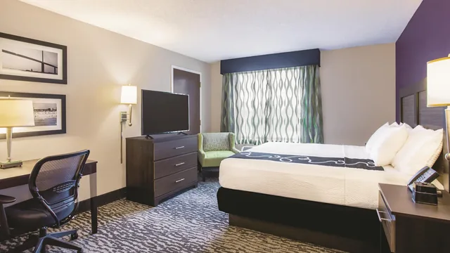 La Quinta Inn & Suites by Wyndham Clearwater South photo 12