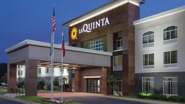 La Quinta Inn & Suites by Wyndham Columbus North photo 2