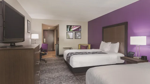 La Quinta Inn & Suites by Wyndham Columbus North photo 3