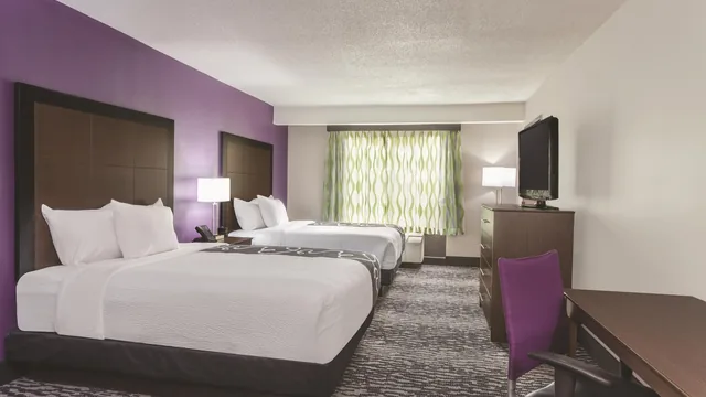 La Quinta Inn & Suites by Wyndham Columbus North photo 4