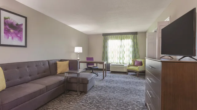La Quinta Inn & Suites by Wyndham Columbus North photo 5