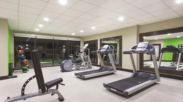 La Quinta Inn & Suites by Wyndham Columbus North photo 6