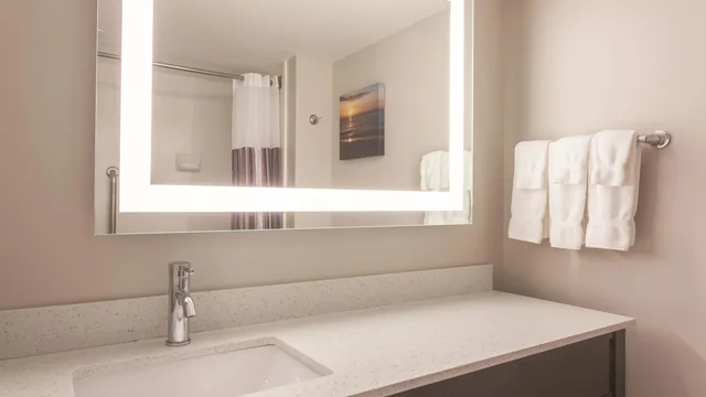 La Quinta Inn & Suites by Wyndham Columbus North photo 8