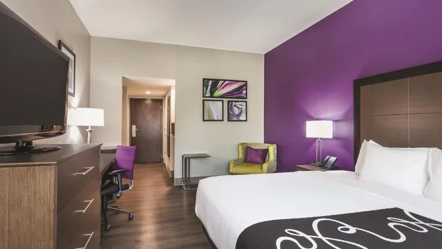 La Quinta Inn & Suites by Wyndham Columbus North photo 9