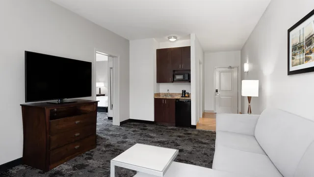 La Quinta Inn & Suites by Wyndham Columbus - Edinburgh photo 1