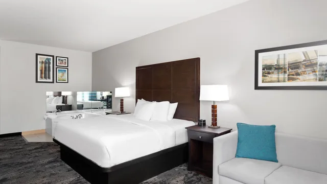 La Quinta Inn & Suites by Wyndham Columbus - Edinburgh photo 2