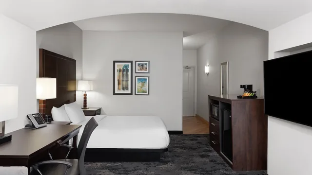 La Quinta Inn & Suites by Wyndham Columbus - Edinburgh photo 4