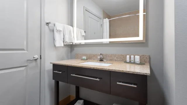 La Quinta Inn & Suites by Wyndham Columbus - Edinburgh photo 5
