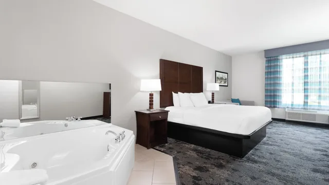La Quinta Inn & Suites by Wyndham Columbus - Edinburgh photo 7