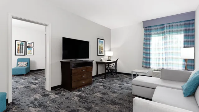La Quinta Inn & Suites by Wyndham Columbus - Edinburgh photo 11