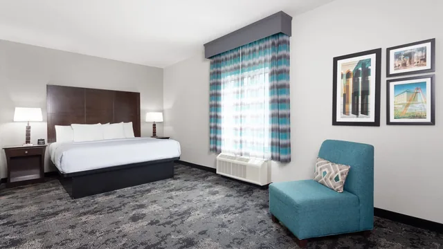 La Quinta Inn & Suites by Wyndham Columbus - Edinburgh photo 12