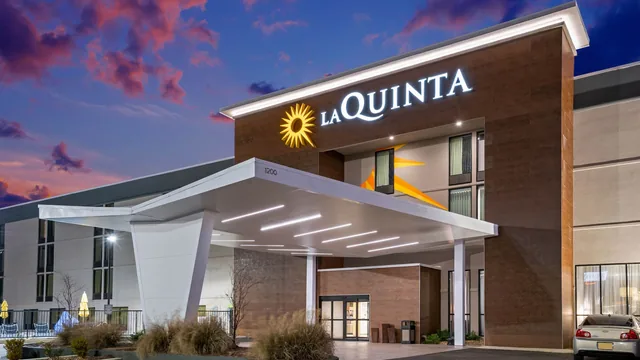 La Quinta Inn & Suites by Wyndham Columbus MS photo 7
