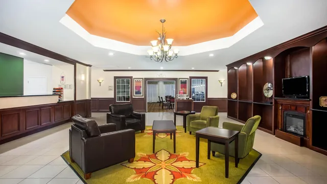 La Quinta Inn & Suites by Wyndham Columbus TX photo 3