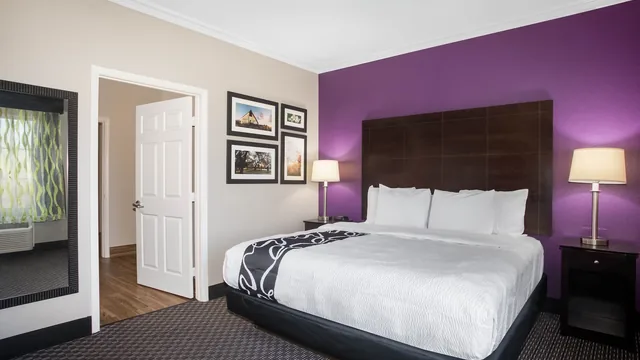 La Quinta Inn & Suites by Wyndham Columbus TX photo 4