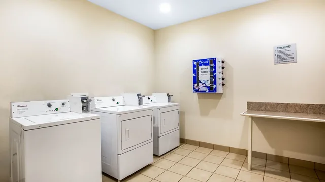 La Quinta Inn & Suites by Wyndham Columbus TX photo 5