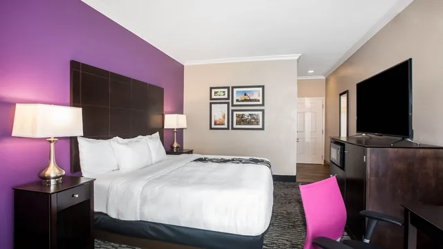 La Quinta Inn & Suites by Wyndham Columbus TX photo 6