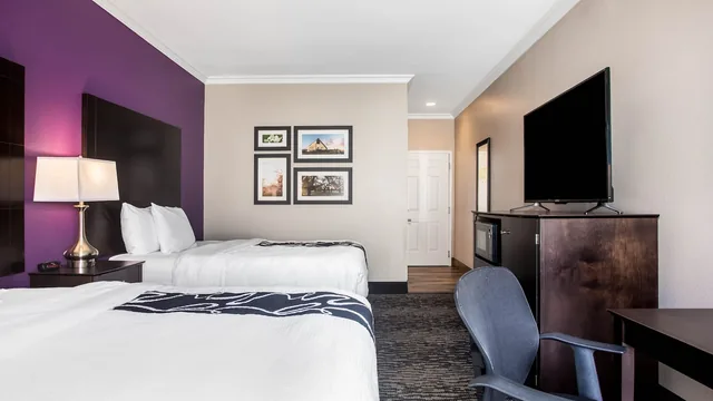 La Quinta Inn & Suites by Wyndham Columbus TX photo 7