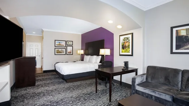 La Quinta Inn & Suites by Wyndham Columbus TX photo 9