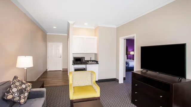 La Quinta Inn & Suites by Wyndham Columbus TX photo 10