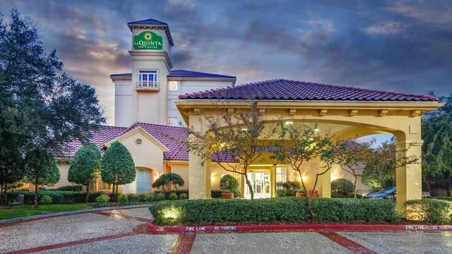 La Quinta Inn & Suites by Wyndham Dallas North Central photo 7