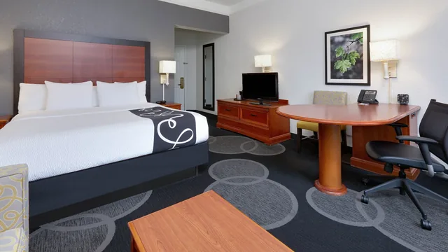 La Quinta Inn & Suites by Wyndham Dallas North Central photo 8