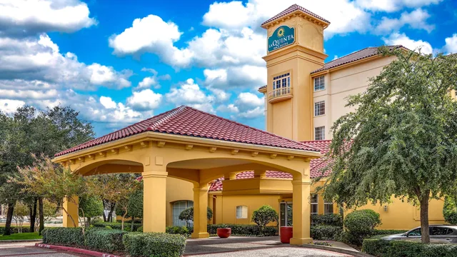 La Quinta Inn & Suites by Wyndham Dallas North Central photo 12