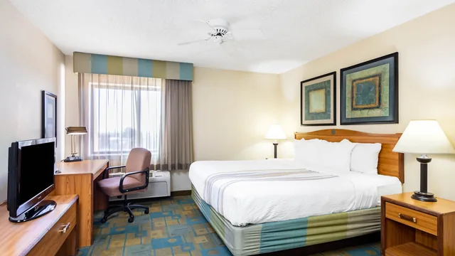 La Quinta Inn & Suites by Wyndham El Paso East photo 10