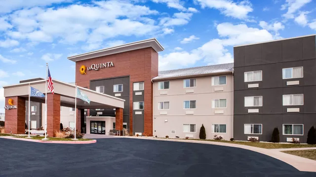 La Quinta Inn & Suites by Wyndham Elkhart photo 1