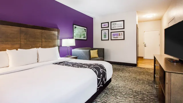 La Quinta Inn & Suites by Wyndham Elkhart photo 2